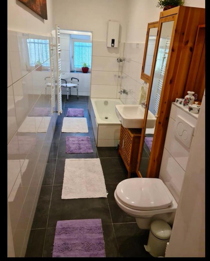 Nana-Eg-80M2 Sanierter Altbau-Parkplatz-Kleiner Garten-Wlan-Netflix-2Zimmer-Kueche-Dusche-Wanne-Waschmaschine 奥伯豪森 外观 照片